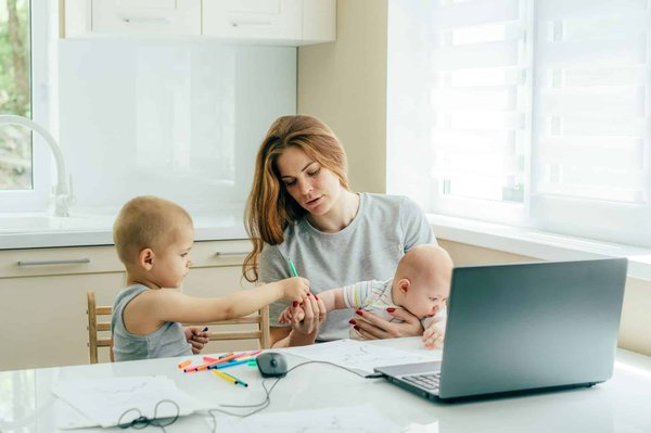 Astuces de maman : guides et comparatifs pour jeunes parents